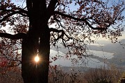 89 I raggi del sole riflessi dal lago di Oggiono